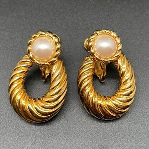Vtg Napier Signed Gold Tone Simulated Pearl Accent Door Knocker Clip On Earrings
